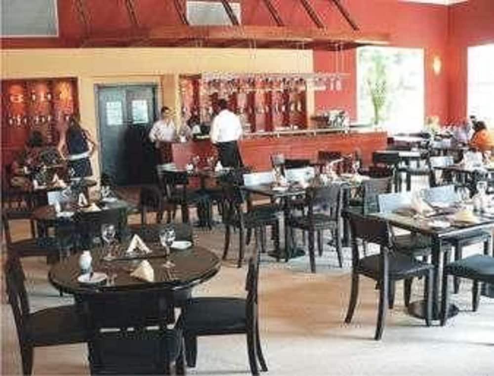 Howard Johnson Pilar Resort Spa & Convention Center מסעדה תמונה