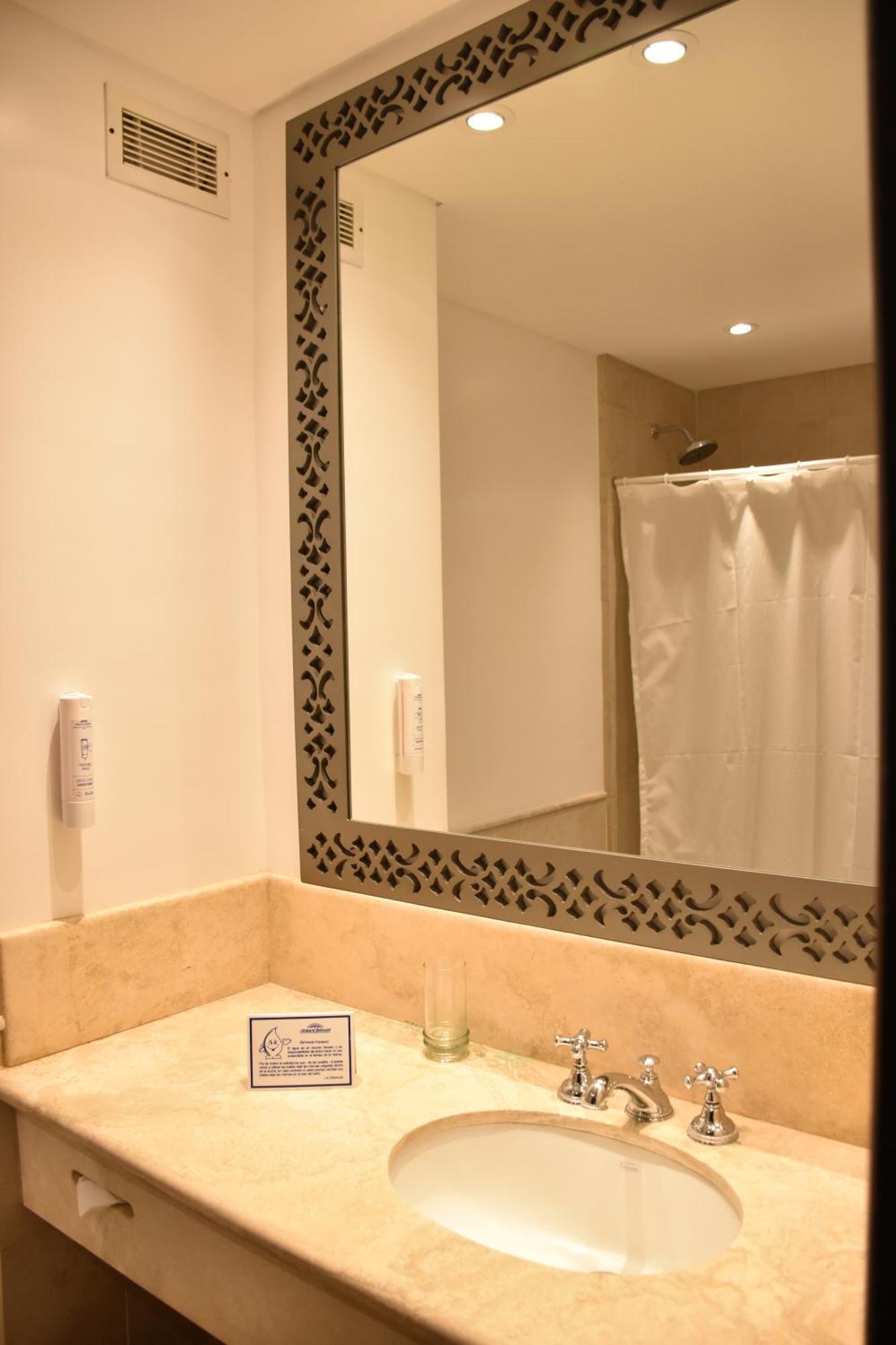 Howard Johnson Pilar Resort Spa & Convention Center מראה חיצוני תמונה