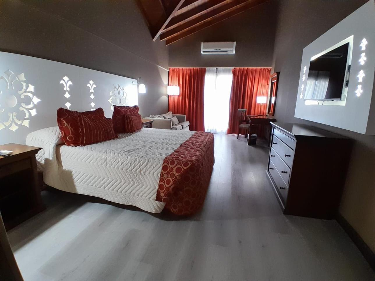 Howard Johnson Pilar Resort Spa & Convention Center מראה חיצוני תמונה