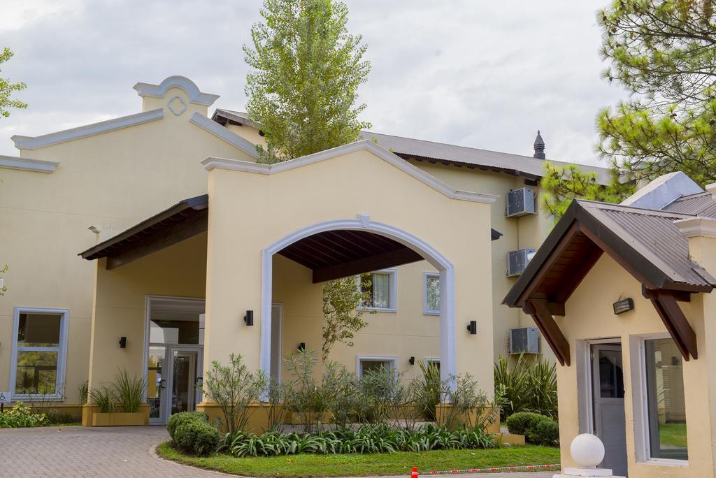 Howard Johnson Pilar Resort Spa & Convention Center מראה חיצוני תמונה