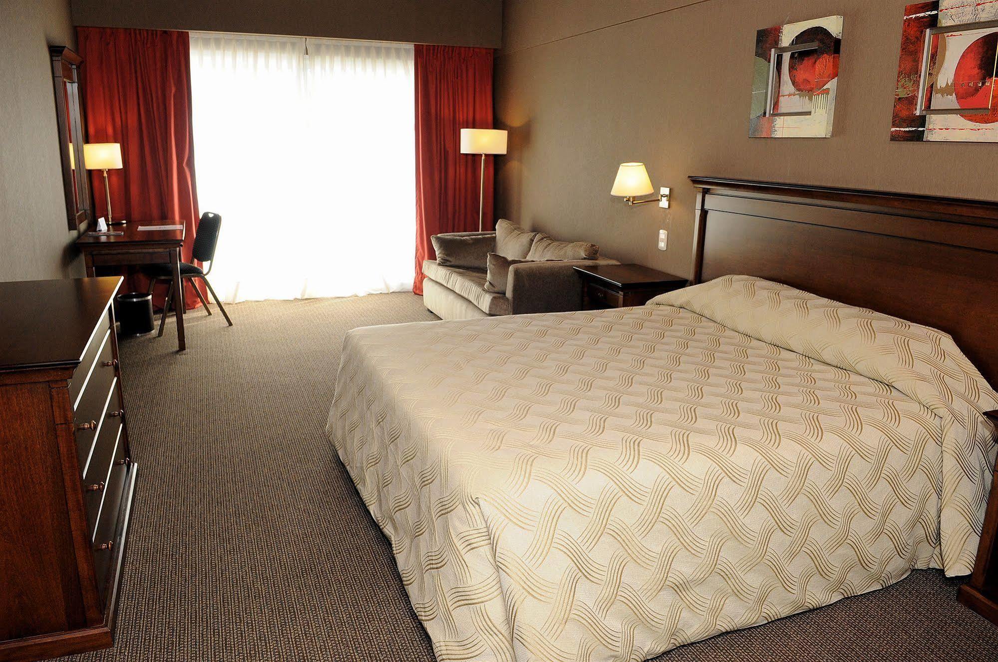 Howard Johnson Pilar Resort Spa & Convention Center מראה חיצוני תמונה
