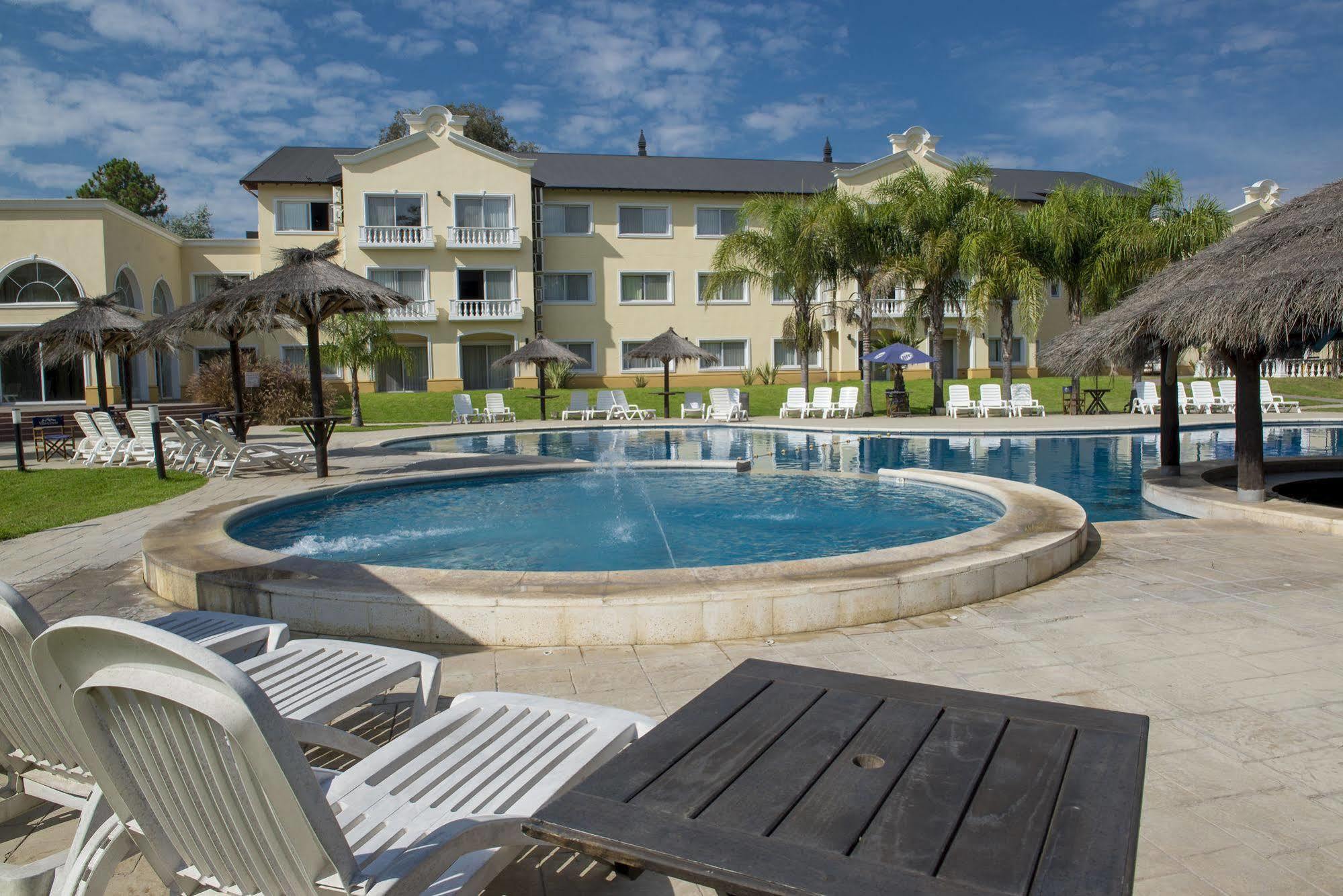 Howard Johnson Pilar Resort Spa & Convention Center מראה חיצוני תמונה