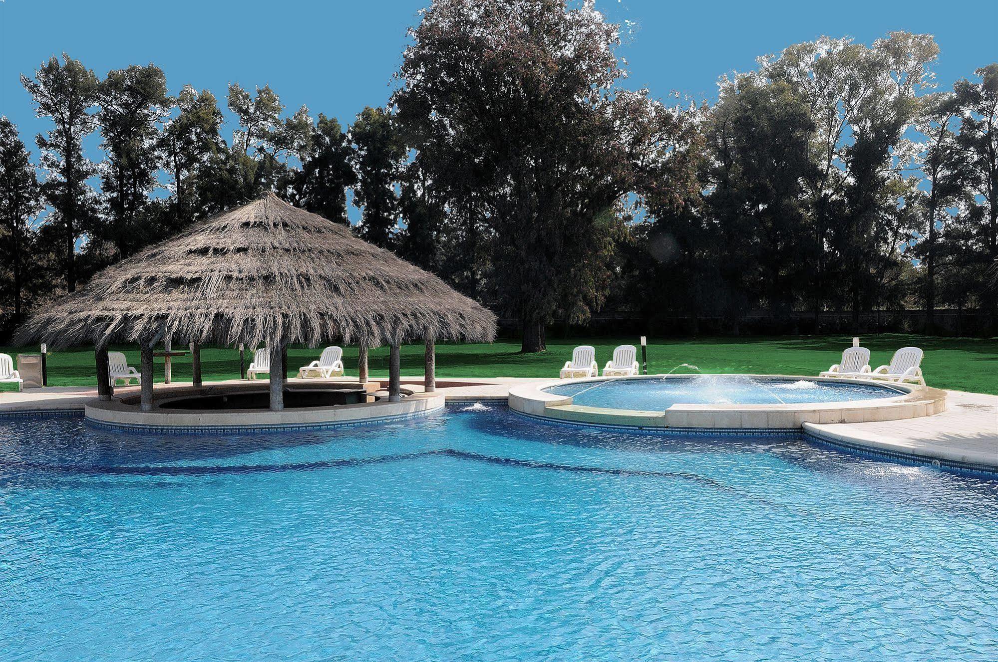 Howard Johnson Pilar Resort Spa & Convention Center מראה חיצוני תמונה