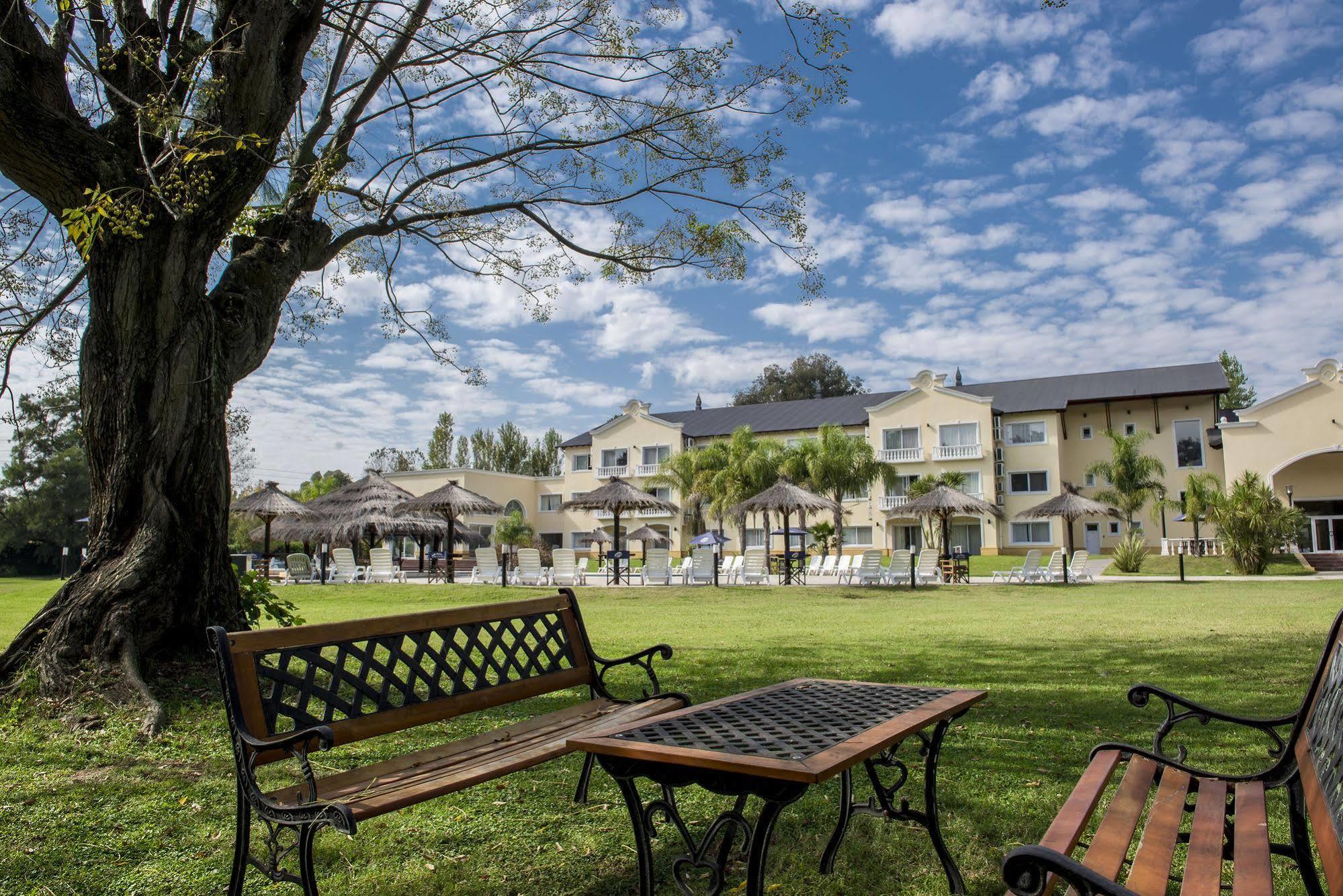 Howard Johnson Pilar Resort Spa & Convention Center מראה חיצוני תמונה